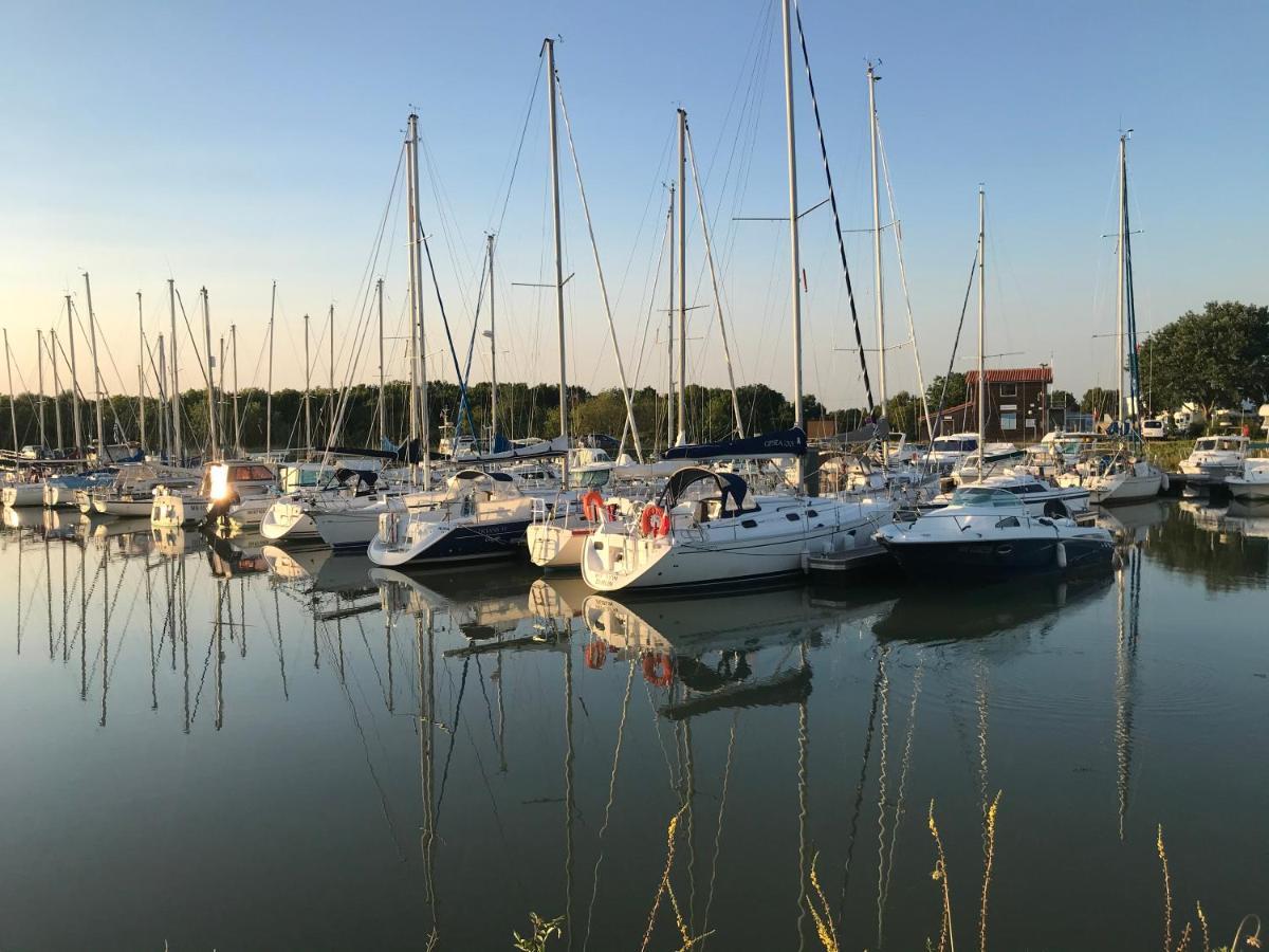 Mobil Home Avec Spacieuse Terrasse A Meschers Proche De Royan Buitenkant foto